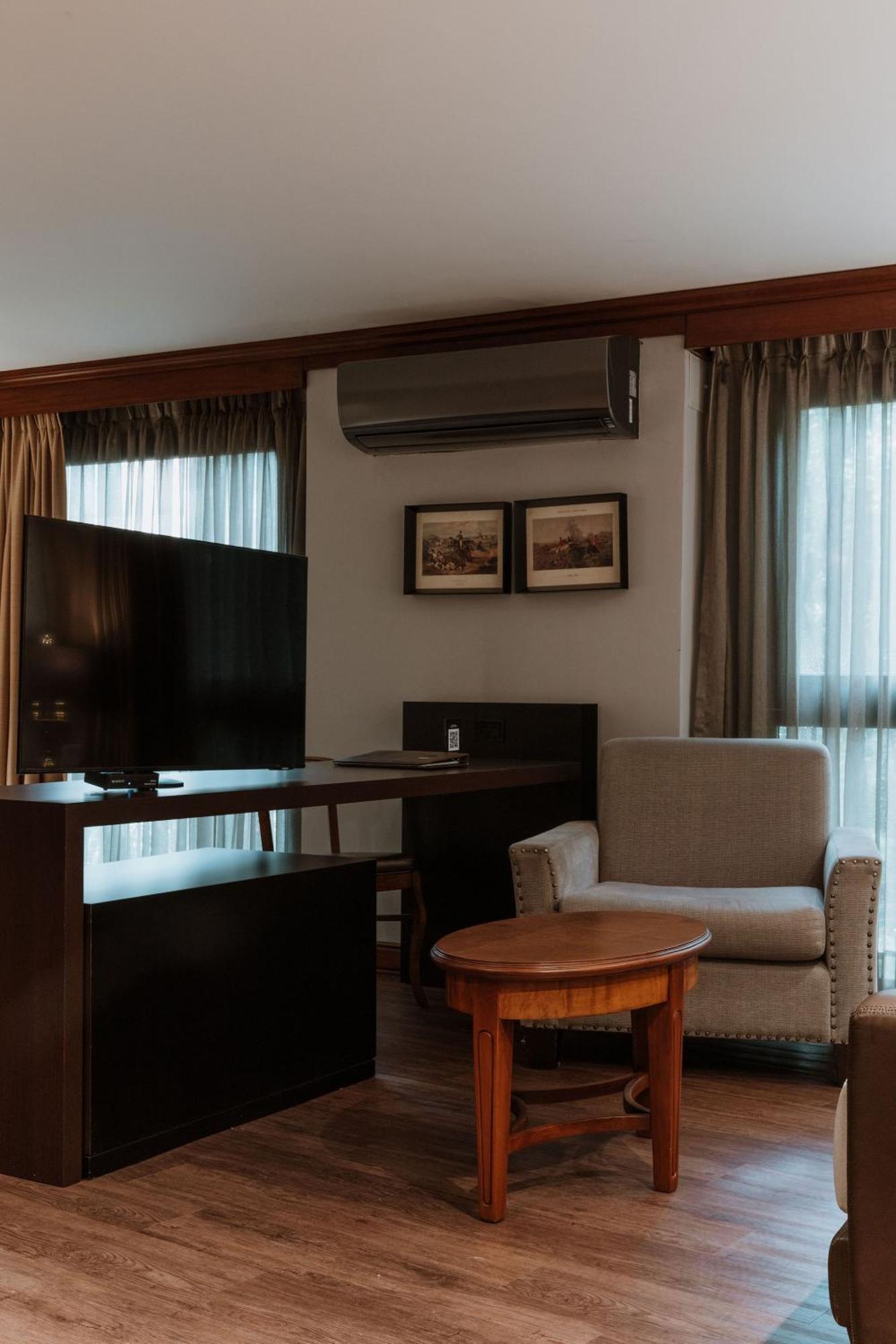 Hotel Park10 Медельин Экстерьер фото A room at the hotel